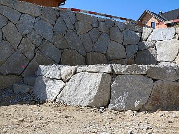 Kelleraushub und Wurfsteinmauern